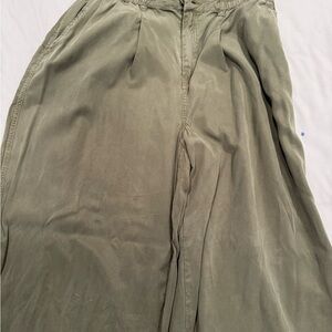 Aerie Drapey Chill Wide leg Olive Pants Woman’s size M